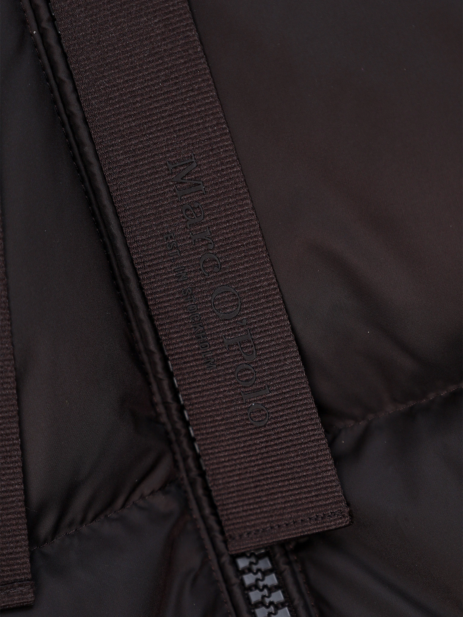 Пуховик темно-коричневого цвета прямого кроя